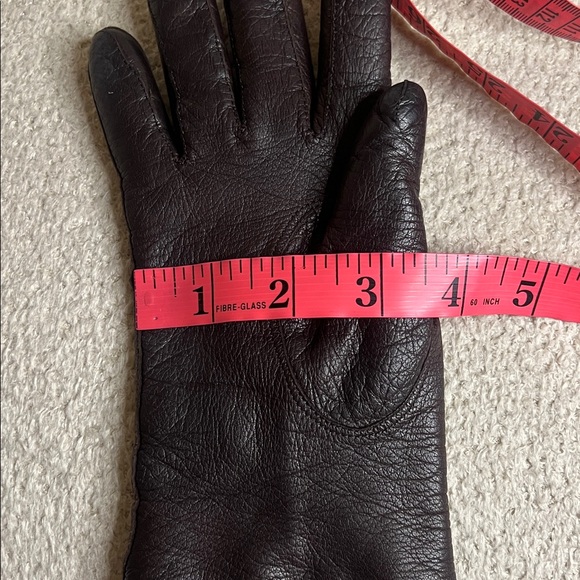 Cashmere Lined Full-Grain Leather Gloves | Quiet Luxury - Picture 14 of 16